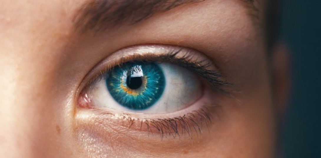 Close-up billede af et øje i forbindelse med en test til jobsamtale